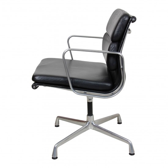 Charles Eames Ea 208 softpad chair